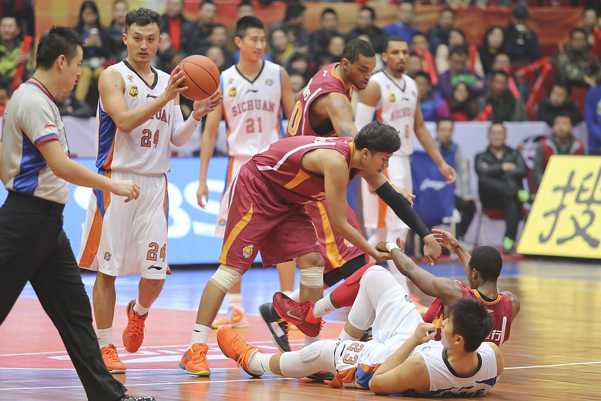 C7娱乐app下载-精妙对决!国内篮球职业赛事精彩绝伦视频