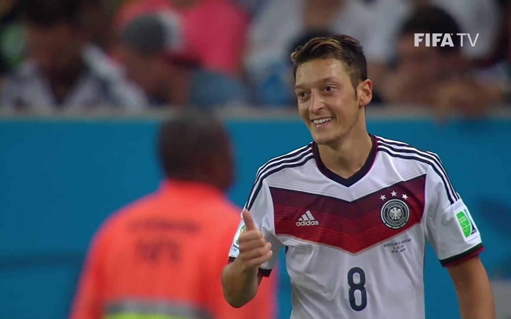 包含足球名宿再次出山指导，为球员传授宝贵经验的词条