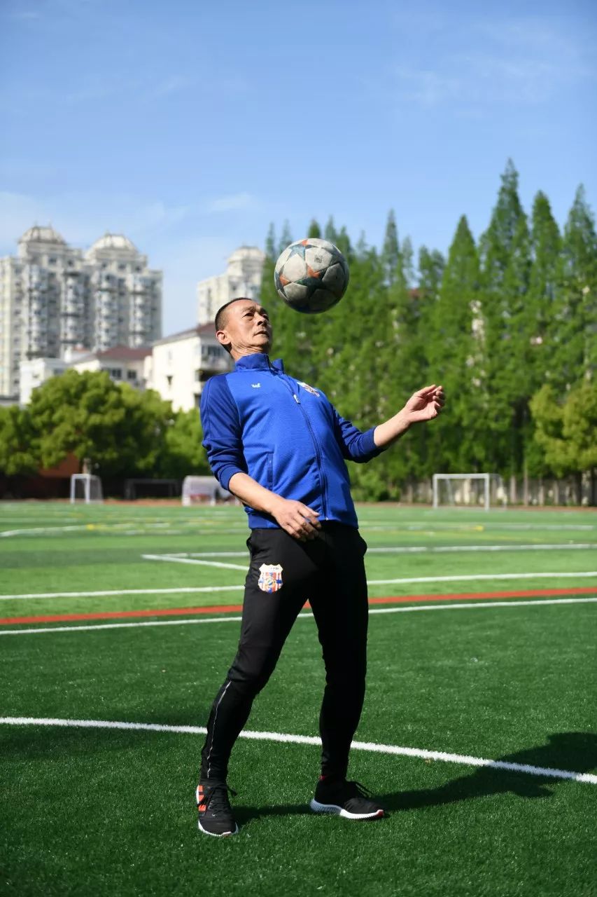 包含足球名宿再次出山指导，为球员传授宝贵经验的词条