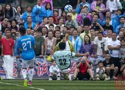 C7娱乐app-热闹足球对决再掀热潮，球队奋力拼搏